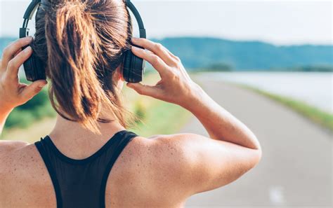 how to listen to music while running: should you use headphones or earbuds?